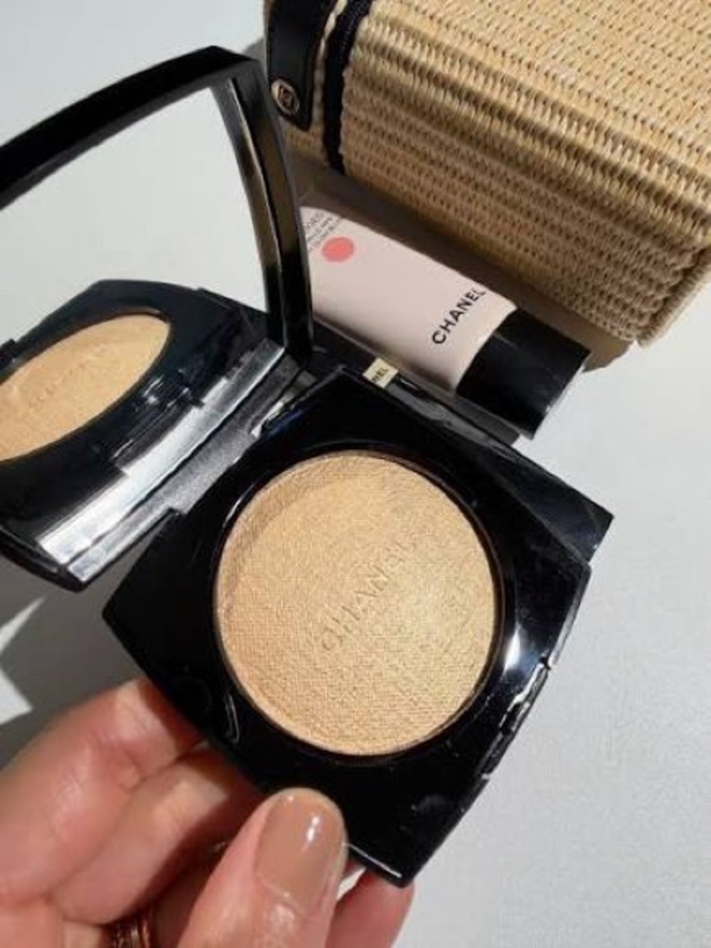 Chanel Limited Edition Les Beiges Healthy Glow Highlighting Powder
